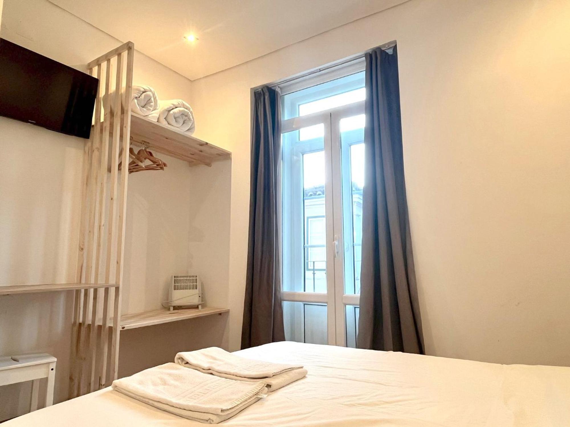 Bairro Alto Hostel Lisbon Bagian luar foto