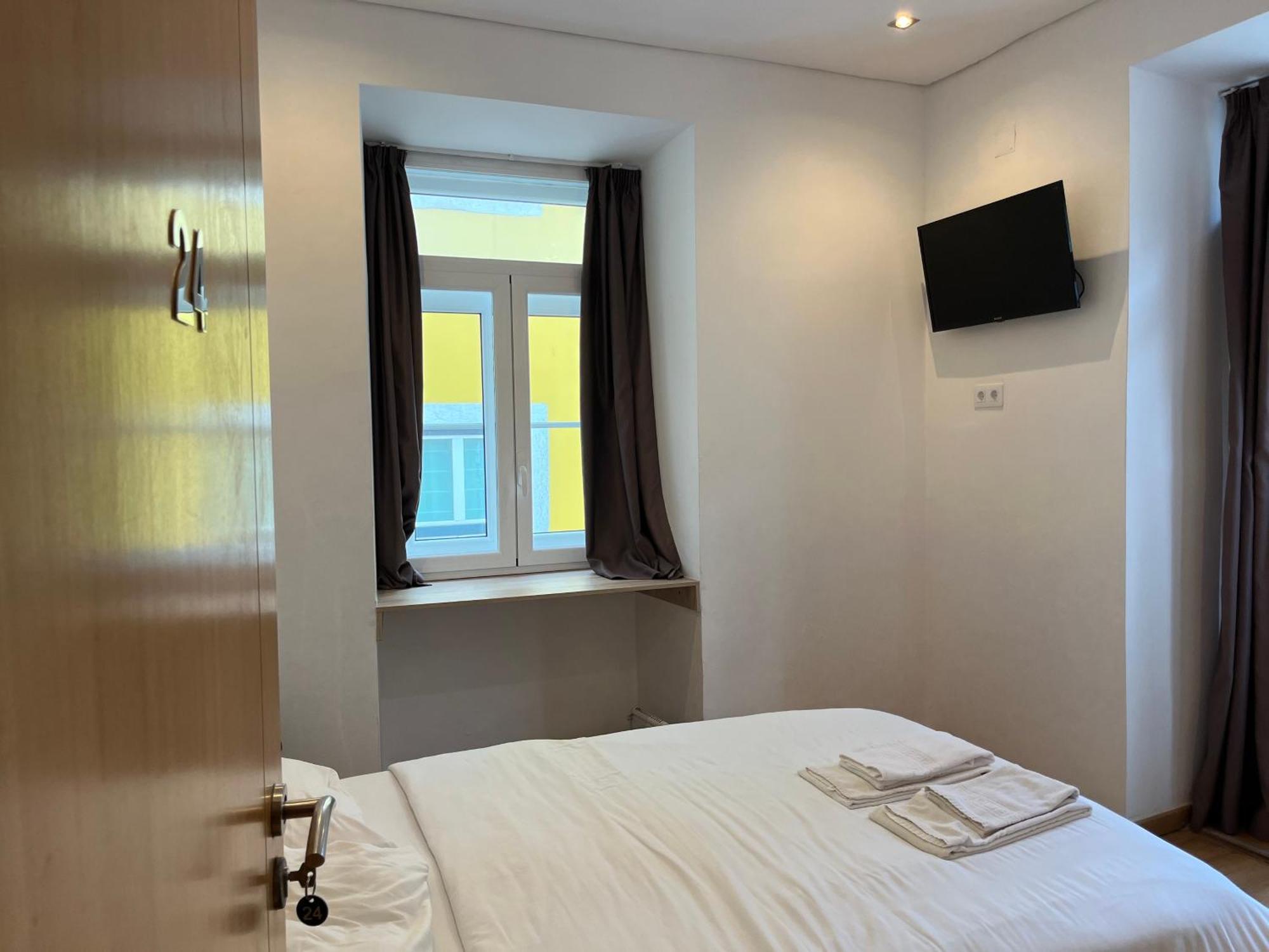 Bairro Alto Hostel Lisbon Bagian luar foto